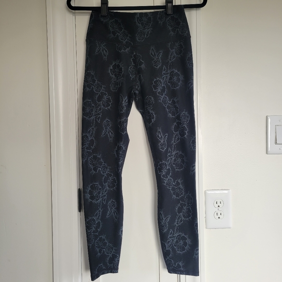 Fabletics High-Waisted Printed PowerHold 7/8 in Outlined Floral - Picture 2 of 9